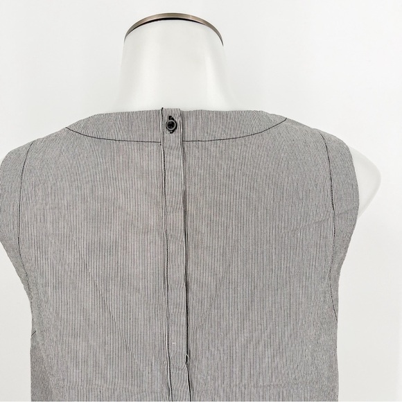 Banana Republic mixed fabric top with a slit - Picture 3 of 5